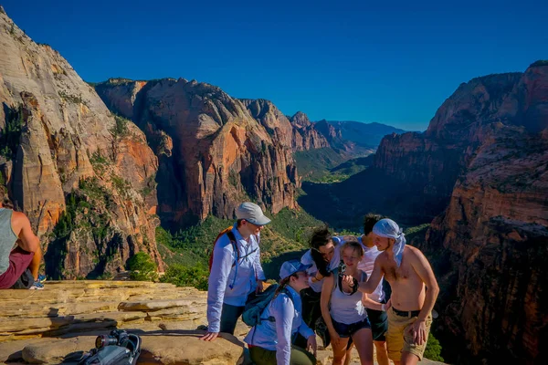 ZION, UTAH, USA - 14 GIUGNO 2018: Bella vista esterna dei giovani escursionisti che guardano in vista nel parco nazionale di Zion. Persone che vivono sano stile di vita attivo in Zion Canyon, Utah — Foto Stock