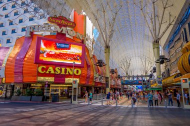 Las Vegas, Nv, Amerika, 15 Haziran 2018: Sam boyds casino Las Vegas Nevada freemont deneyim Bulvarı altında önünde yürüyen turist açık bakış. ABD