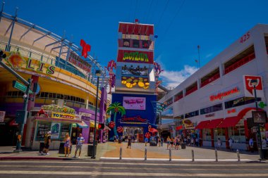 Las Vegas, Nv, Amerika, 15 Haziran 2018: Las vegas Nevada Freemont Bulvarı'ndaki karşıya geçmek için trafik ışık tanımlanamayan bekleyenler açık bakış. ABD