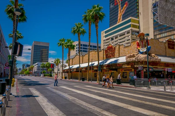 Las Vegas, NV, Estados Unidos, 15 de junio de 2018: Vista al aire libre de personas no identificadas cruzando la calle en Freemont Boulevard en Las Vegas-Nevada. Estados Unidos —  Fotos de Stock