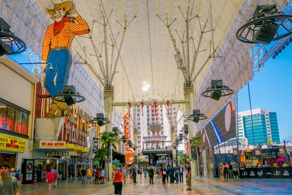 Las Vegas, Nv, Verenigde Staten, 15 juni, 2018: Bekijk toeristen buiten de pionier Cowboy Vegas Vic neon teken de Freemont Street Experience lichtshow. De luifel is geïnstalleerd in 1995 — Stockfoto