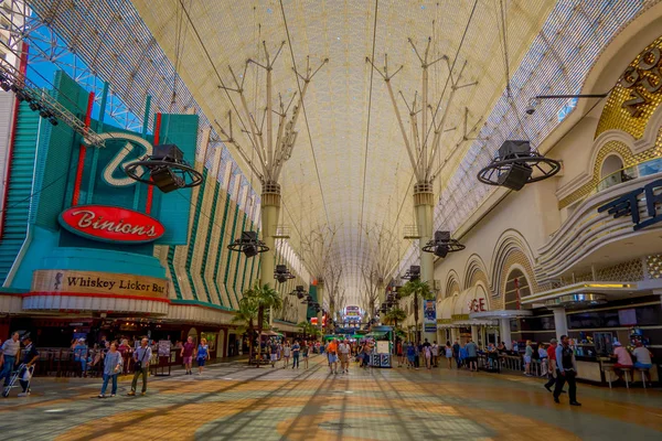 Las Vegas, NV, Estados Unidos, 15 de junio de 2018: Personas no identificadas caminando por la famosa Fremont Street, Nevada, con un espectáculo de luces. La calle es la segunda calle más famosa de Las Vegas — Foto de Stock