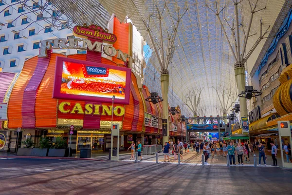 Las Vegas, NV, Estados Unidos, 15 de junio de 2018: Vista al aire libre de los turistas caminando frente al casino Sam Boyds bajo un bulevar de experiencias freemont en Las Vegas-Nevada. Estados Unidos — Foto de Stock