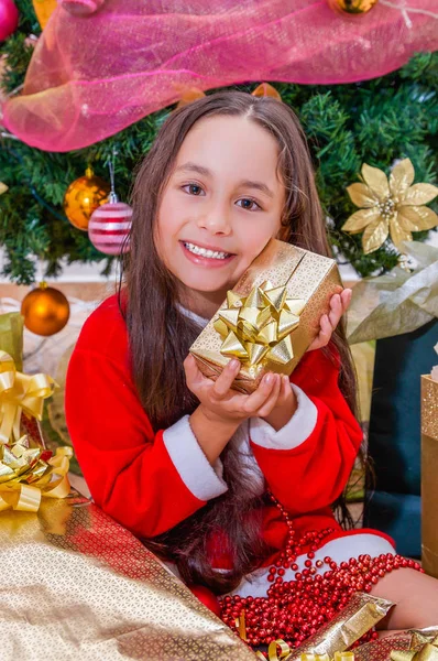 의상을 크리스마스 그녀의 선물을 소녀의 크리스마스 클로즈업 — 스톡 사진