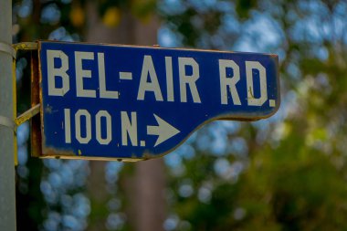 Los Angeles, Kaliforniya, ABD, Haziran, 15, 2018: Bel Air açık görünümünü kayıt metalik bir yapıda ile bir bina arka plan defocused