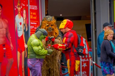 Los Angeles, Kaliforniya, ABD, Haziran, 15, 2018: Açık görünüm kimliği belirsiz kişi farklı kostümler, chewbacca, hulk ve demir adam Hollywood Los Angeles sokaklarında giyiyor
