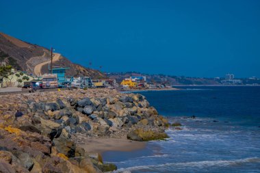 Los Angeles, Kaliforniya, ABD, Haziran, 15, 2018: Deniz kıyısında kayalık Beach Malibu California içinde açık görünüm binalar ve otomobil park