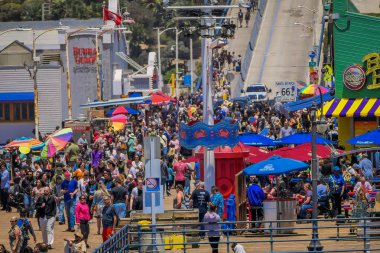 Los Angeles, Kaliforniya, ABD, Haziran, 15, 2018: Route 66 sonunda Santa Monica Pier iskelede yürüyüş insanlar açık bakış. Bir dünya ünlü turistik eğlence parkı olduğunu