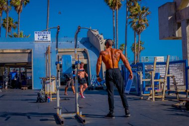 Los Angeles, Kaliforniya, ABD, Haziran, 15, 2018: Kas Beach jimnastik Venice Sahili, Kas Beach geri için 1930'lardan kalma bir işareti, açık spor salonu nerede ünlüler ve ünlü vücut geliştiriciler eğitimli olduğunu