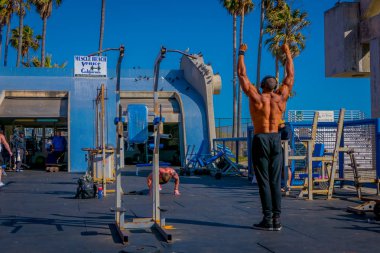 Los Angeles, Kaliforniya, ABD, Haziran, 15, 2018: Kas Beach jimnastik Venice Sahili, Kas Beach geri için 1930'lardan kalma bir işareti, açık spor salonu nerede ünlüler ve ünlü vücut geliştiriciler eğitimli olduğunu