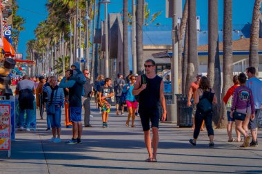 Los Angeles, Kaliforniya, ABD, Haziran, 15, 2018: Açık kimliği belirsiz kişi görünümünü yürümek Venice Beach Boardwalk güneşli yaz gününde