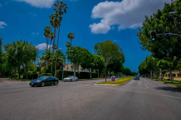 Los Angeles, Kaliforniya, ABD, Haziran, 15, 2018: Palm ağaçlar Beverly Hills ve Los Angeles, Kaliforniya, ABD, yolların dolaşan arabalar ünlü cadde ve ünlüler evleri sokağım — Stok fotoğraf