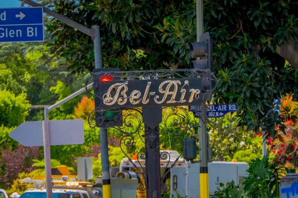 Los Angeles, California, USA, 15 giugno 2018: Vista esterna del segnale Bel Air in una struttura metallica con uno sfondo edilizio sfocato — Foto Stock