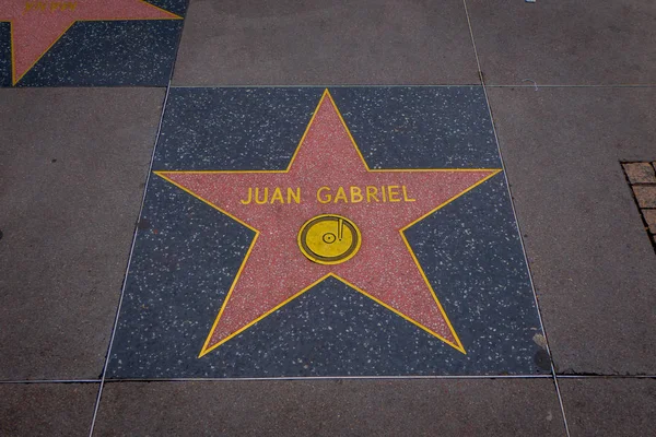 Лос-Анджелес, Калифорния, США, ИЮНЬ, 15 июня 2018 года: Открытый вид на звезду Хуана Габриэля на Голливудской Аллее Славы, где на тротуарах Голливудского бульвара вмонтированы звезды "Брас" — стоковое фото