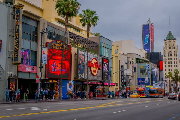 Los angeles, california, usa, juni, 15, 2018: ausblick auf geschäfte und märkte auf der straße am hollywood boulevard. Das Theaterviertel ist eine berühmte Touristenattraktion — Stockfoto