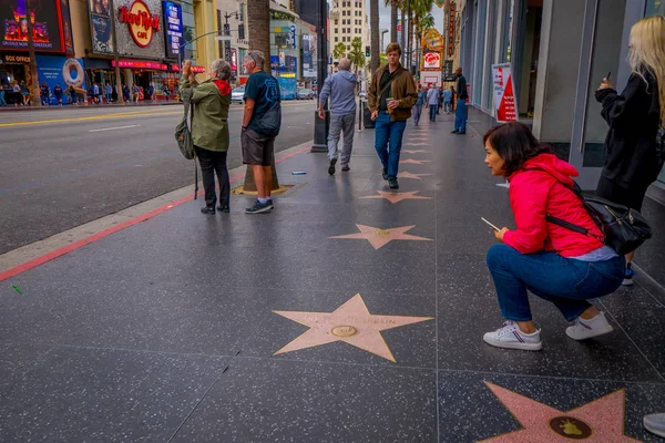 Los Ángeles, California, Estados Unidos, 15 de junio de 2018: Turistas no identificados posando y tomando fotos a pie de fama en Los Ángeles. Paseo de la Fama de Hollywood cuenta con más de 2.500 estrellas nombres de celebridades —  Fotos de Stock