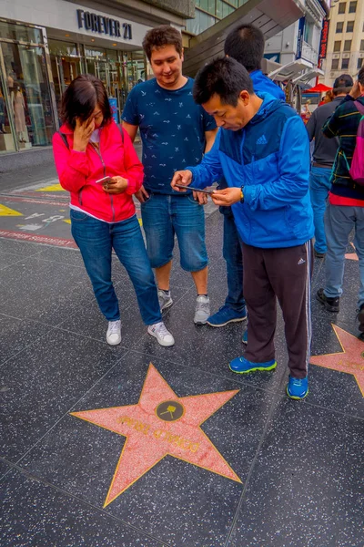 Los Ángeles, California, Estados Unidos, 15 de junio de 2018: Vista al aire libre de la familia tomando una foto de una estrella de la fama de Donald Trump en el paseo de la fama en Los Ángeles. Paseo de la Fama de Hollywood cuenta con más de 2.500 estrellas —  Fotos de Stock