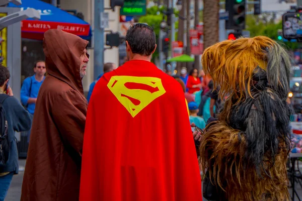 Los Angeles, Kalifornien, Usa, juni 15, 2018: Utomhus Visa av oidentifierade människor bär olika dräkter, superman, chewbacca och en jedi på gatorna i Los Angeles i Hollywood — Stockfoto