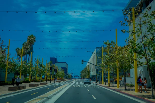 Los Angeles, Kalifornie, Usa, 15 června 2018: Venkovní pohled lidí, kteří jdou v chodnících a nádherný pohled do ulic v Santa Monice. . Město je pojmenováno po křesťanské světce Monica — Stock fotografie