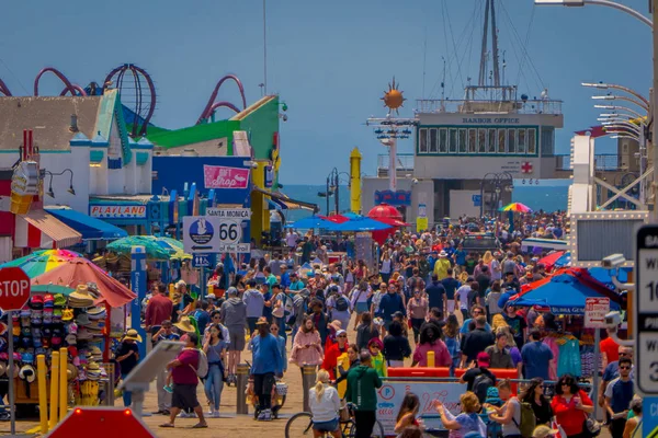 Los Angeles, California, USA, JUNE, 15, 2018: Santa Monica Pier, Picture with people walking at the pier with the end of Route 66. The amusement park is a world famous tourist attraction — Stock Photo, Image