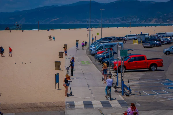 Los Angeles, California, USA, JUNE, 15, 2018: Acima da vista de pessoas não identificadas na praia de Santa Mônica aproveitando o dia de verão e caminho a pé para andar de bicicleta e patinação em Los Angeles — Fotografia de Stock