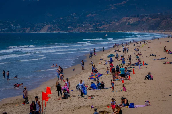 Los Angeles, California, USA, JUNE, 15, 2018: Vista ao ar livre de pessoas não identificadas visitam a praia e desfrutam e caminham na areia em Santa Monica, California — Fotografia de Stock