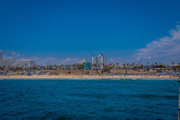 Los Angeles, Kalifornien, Usa, juni 15, 2018: Utomhus utsikt över Santa Monica State Beach, i de tillbaka bostadsbyggnader, Santa Monica Pier och bergen — Stockfoto