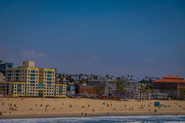 Los Ángeles, California, EE.UU., 15 de junio de 2018: Vista al aire libre de la playa estatal de Santa Mónica, en los edificios residenciales traseros, el muelle de Santa Mónica y las montañas — Foto de Stock