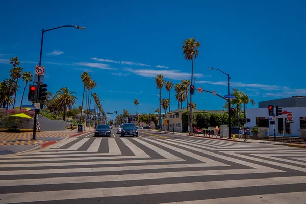 Los Angeles, California, Usa, 15 czerwca 2018 r.: Widok zewnątrz Colorado Ave w Santa Monica. Ulica prowadzi prosto do słynnego molo — Zdjęcie stockowe