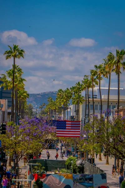 Los Ángeles, California, Estados Unidos, 15 de junio de 2018: Vista superior de turistas y lugareños por igual compran a lo largo del 3rd Street Promenade en Santa Mónica —  Fotos de Stock