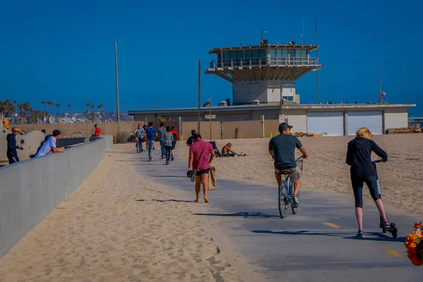 Los Angeles, Kalifornie, Usa, 15 června 2018: Venkovní pohled neznámých lidí na Venice Beach v Santa Monice, součástí Los Angeles je populární domácí obyvatelé pro relaxační a sportovní — Stock fotografie