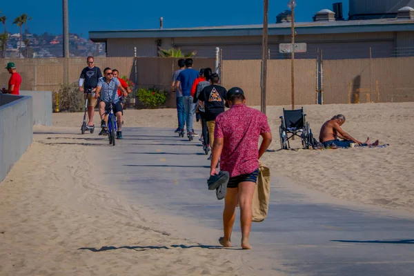 Los Angeles, Kalifornie, Usa, 15 června 2018: Venkovní pohled neznámých lidí na Venice Beach v Santa Monice, součástí Los Angeles je populární domácí obyvatelé pro relaxační a sportovní — Stock fotografie