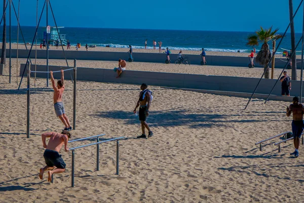 Лос-Анджелес, Каліфорнія, 15 червня 2018 роки: Відкритий вид на пляж м'язів є місцем народження фізичної підготовки бум в США протягом 20-го століття в Санта-Моніці, Лос-Анджелес — стокове фото