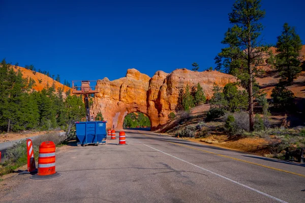 BRYCE CANYON, UTAH, JUNE, 07, 2018: Outdoor view of machinery located at one side of the road before of red arch road tunnel on the way to Bryce Canyon National Park, Utah — Stock Photo, Image