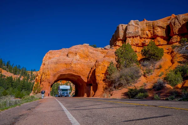 BRYCE CANYON, UTAH, JUNE, 07, 2018: Outdoor view of motorhome trailer crossing throught of red arch natural formation in Monument Valley, Utah — Stock Photo, Image