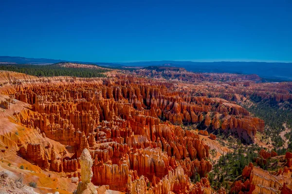 Bryce Amphitheater in a beautiful sunny day and blue sky in Bryce Canyon National Park, Utah — Stock Photo, Image