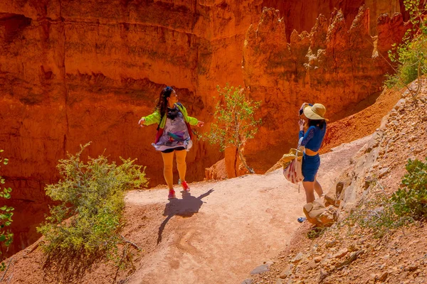 Bryce Canyon, Utah, Haziran, 07, 2018: Bryce Canyon hoodoos, pinnacles ve kuleler ile güzel doğa manzara modunda hiking yürüyüşçü oluşumları kaya. Bryce Canyon Milli Parkı, Utah, ABD'de yaz