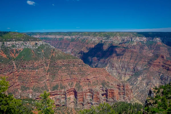 Alte scogliere sopra il canyon Bright Angel, importante affluente del Grand Canyon, Arizona, vista dal bordo nord — Foto Stock