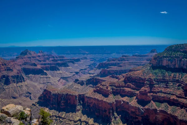 Acantilados altos sobre el cañón Bright Angel, afluente principal del Gran Cañón, Arizona, vista desde el borde norte — Foto de Stock