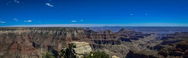 Skjønn panoramautsikt over klippene over Bright Angel-dalen, stor sideelv til Grand Canyon, Arizona, utsikt fra nordkanten – stockfoto