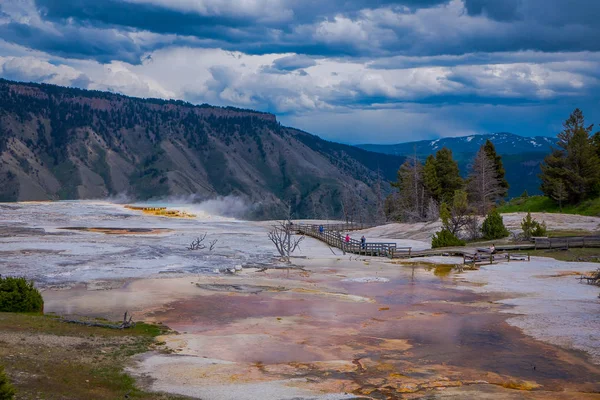 Patrones de roca de Mesa en las aguas termales de Mamoth en el Parque Nacional de Yellowstone, en hermoso día soleado y cielo azul — Foto de Stock