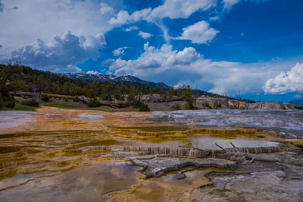 Patrones de roca de Mesa en las aguas termales de Mamoth en el Parque Nacional de Yellowstone, en hermoso día soleado y cielo azul — Foto de Stock