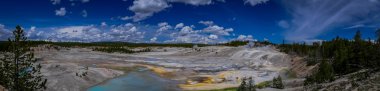 Norris şofben Havzası, Yellowstone Milli Parkı, Wyoming içinde yer alan opak termal havuzları buğulaması güzel açık panoramik görünüm
