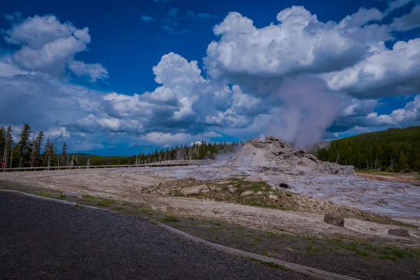 Beau paysage de vieux geyser fidèle, entouré de vapeur à Midway Geyser Basin, Yellowstone National Park,. Ce geyser est l'un des plus actifs — Photo