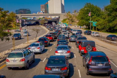 Los Angeles, Kaliforniya, ABD, Haziran, 15, 2018: Rush hour trafik sıkışıklığı Los Angeles şehir merkezinde, gerçek hayatta ulaşım konsept otomobil ve genel araçlar - ile