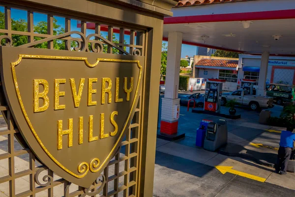 Los Ángeles, California, Estados Unidos, 15 de junio de 2018: Primer plano del escudo de Beverly Hills en Santa Monica Boulevard. Estos escudos se encuentran alrededor de la línea de la ciudad de Beverly Hills — Foto de Stock