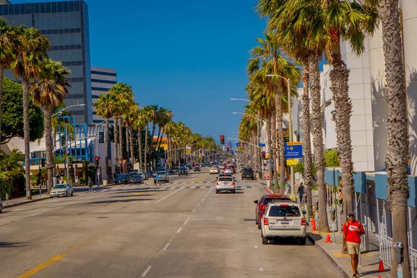 Los Angeles, Californie, États-Unis, 15 JUIN 2018 : Vue extérieure des voitures stationnées à côté des rues de Beverly Hills, Los Angeles, Californie — Photo