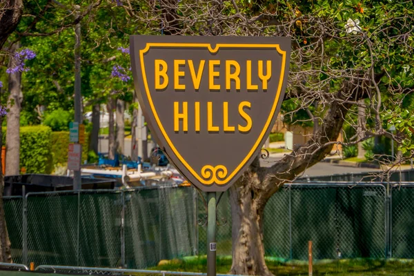 Los Angeles, California, USA, 15 giugno 2018: Primo piano dello scudo di Beverly Hills su Santa Monica Boulevard. Questi scudi si trovano intorno alla linea della città di Beverly Hills — Foto Stock