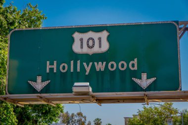 Los Angeles, Kaliforniya, ABD, Ağustos, 20, 2018: Hollywood Bulvarı bilgilendirici işareti ile palmiye ağaçları, Los Angeles, Kaliforniya, açık görünüm