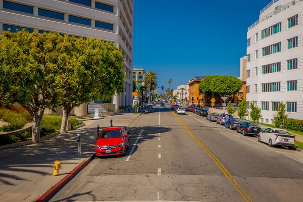 Los Angeles, California, USA, JUNE, 15, 2018: Outdoor view of caras parked at onde side of the streets of Beverly Hills, Los Angeles, California — Stock Photo, Image